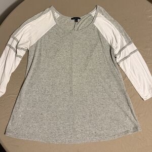 Signature Studio Gray Long Sleeve Tee with Crew Neck and 3/4 Sleeves